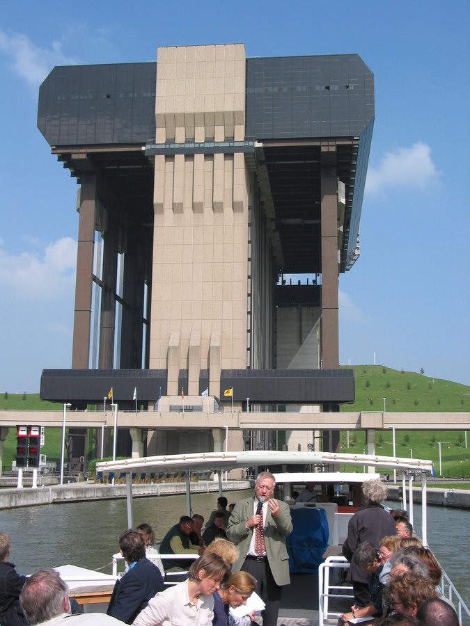 Ontspanning Boottocht door scheepslift Strpy-Thieu. Panoramazicht Ronquires