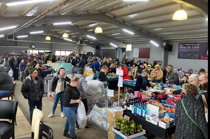  Overdekte verwarmde rommelmarkt