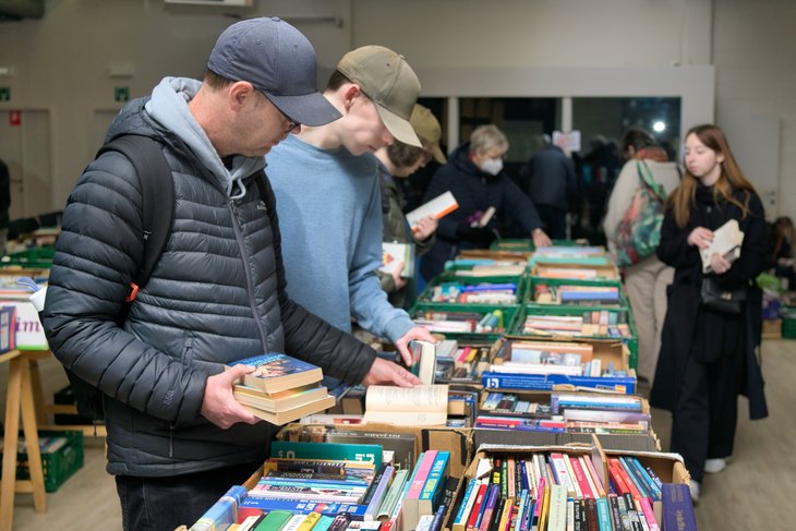 Ontspanning Serve City's Hand English Book Sale