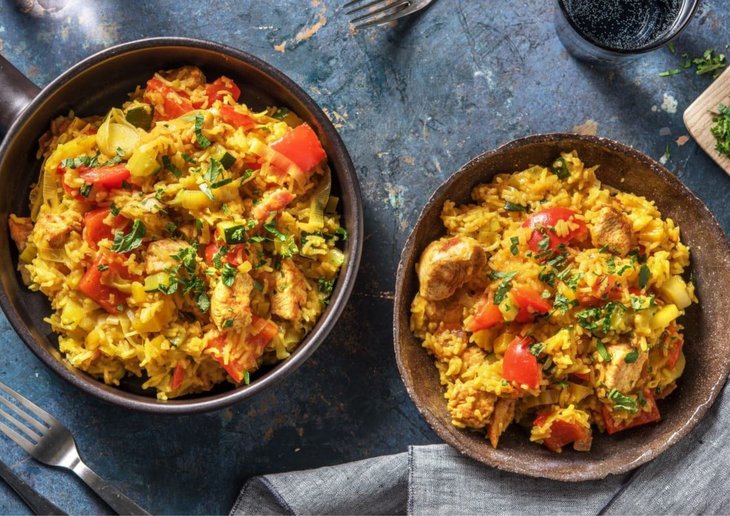 Nachtleven Afghaanse rijstschotel kip groenten pastaschotel tomatensaus.